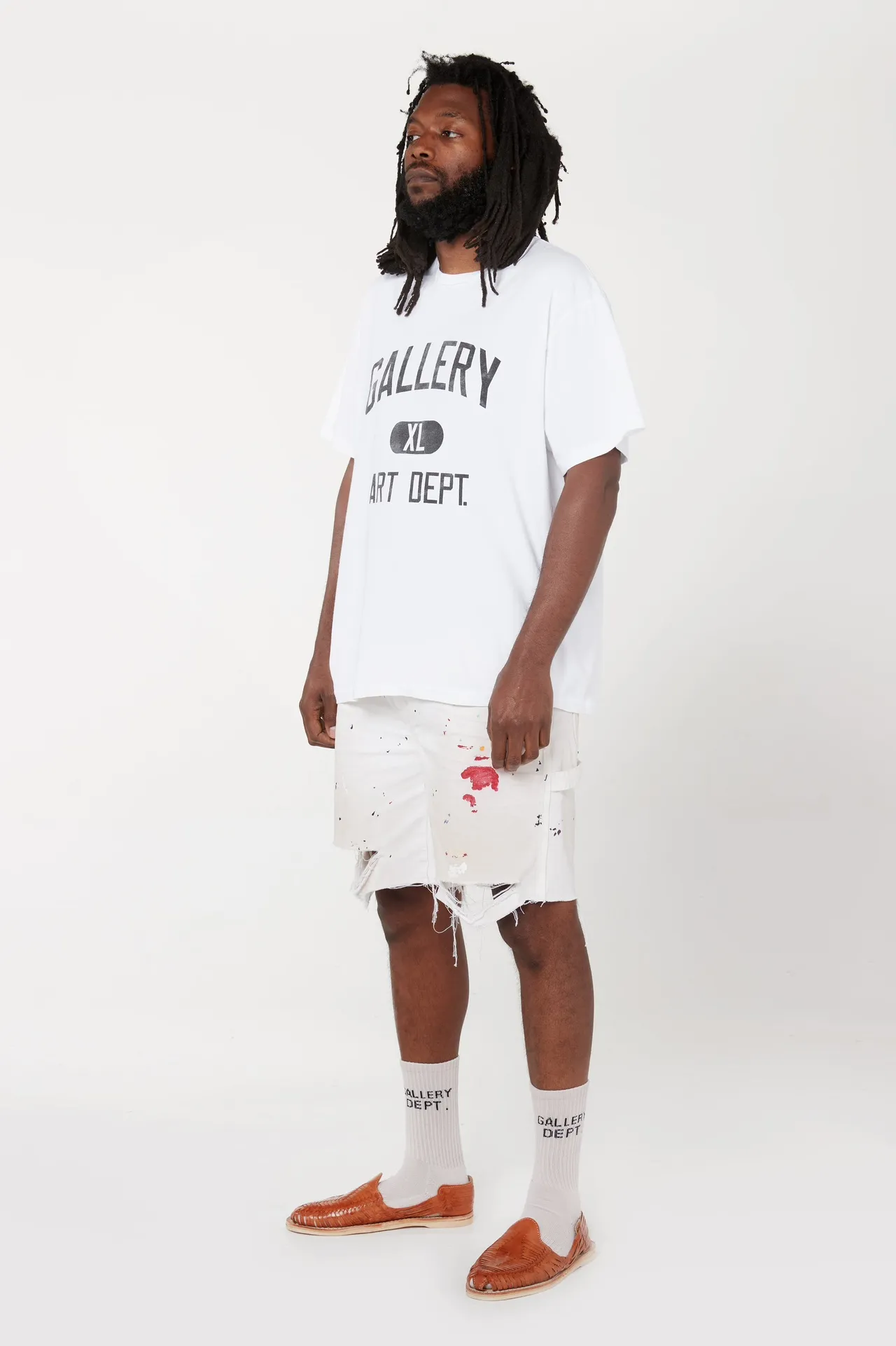GALLERY DEPT. FLEA CARPENTER SHORTS Ink-cut knife-cut mud-dyed denim shorts. Destroy VINTAGE distressed denim shorts. Distressed white S-XL. Rewashed cement-dyed to make it old. Knife cut holes. Cat whiskers are worn. Customized full set with logo accessories. Purely handmade acrylic splash-ink graffiti.